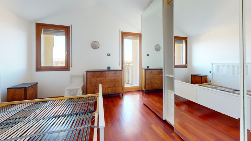 DEBBA

Inserito in un contesto tranquillo, la zona è piacevole , situata a breve distanza dalla c...