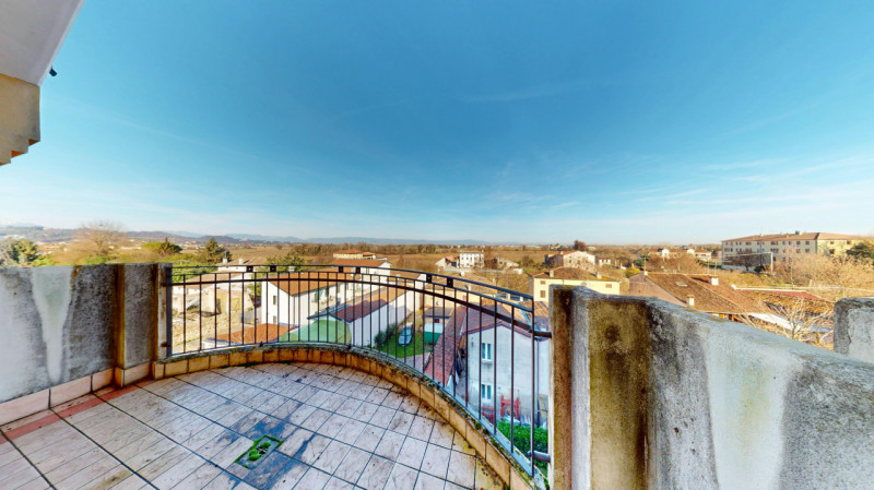 DEBBA

Inserito in un contesto tranquillo, la zona è piacevole , situata a breve distanza dalla c...