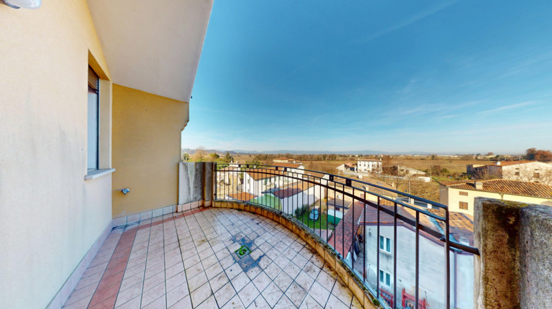 DEBBA

Inserito in un contesto tranquillo, la zona è piacevole , situata a breve distanza dalla c...