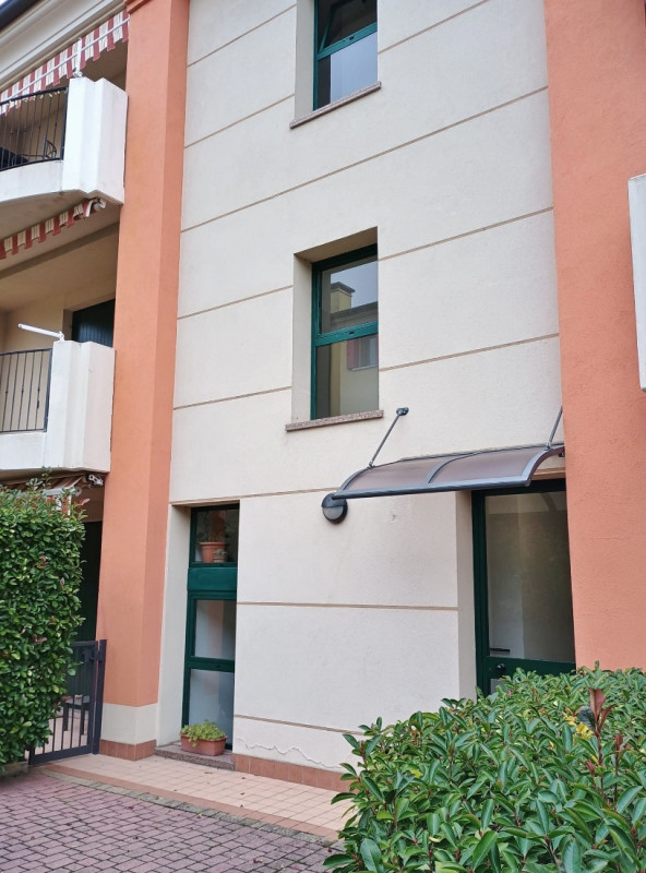 AMPIO BICAMERE IN RECENTE CONTESTO CON DUE BAGNI E GARAGE DOPPIO IN VENDITA IN TRANQUILLA E VERDE...