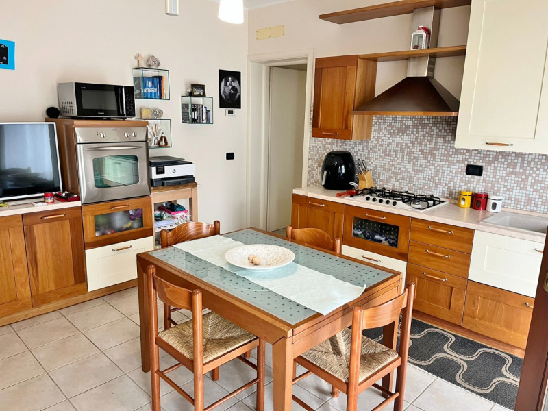 AMPIO BICAMERE IN RECENTE CONTESTO CON DUE BAGNI E GARAGE DOPPIO IN VENDITA IN TRANQUILLA E VERDE...