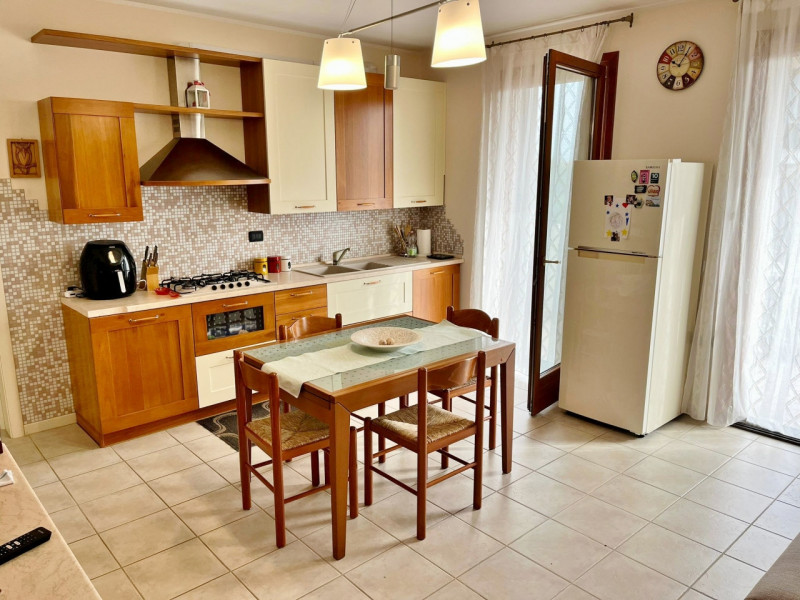 AMPIO BICAMERE IN RECENTE CONTESTO CON DUE BAGNI E GARAGE DOPPIO IN VENDITA IN TRANQUILLA E VERDE...