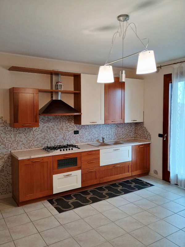 AMPIO BICAMERE IN RECENTE CONTESTO CON DUE BAGNI E GARAGE DOPPIO IN VENDITA IN TRANQUILLA E VERDE...