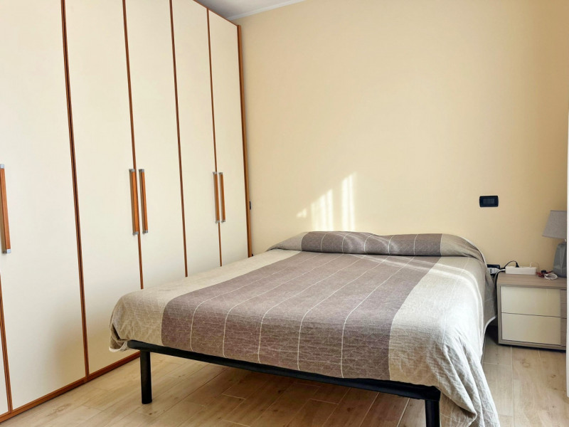 AMPIO BICAMERE IN RECENTE CONTESTO CON DUE BAGNI E GARAGE DOPPIO IN VENDITA IN TRANQUILLA E VERDE...