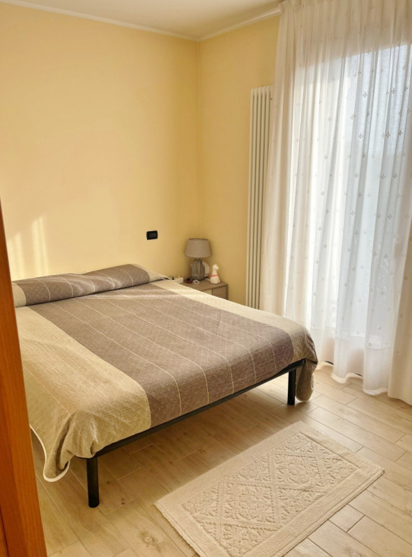 AMPIO BICAMERE IN RECENTE CONTESTO CON DUE BAGNI E GARAGE DOPPIO IN VENDITA IN TRANQUILLA E VERDE...