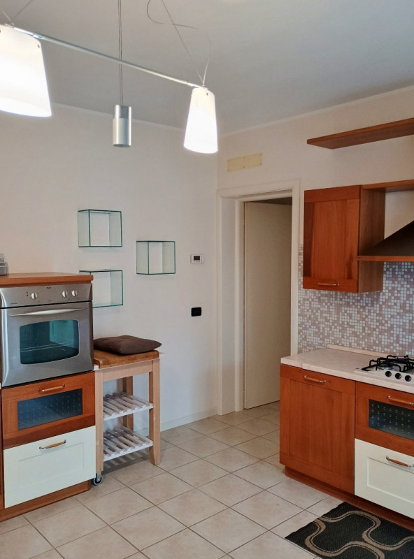 AMPIO BICAMERE IN RECENTE CONTESTO CON DUE BAGNI E GARAGE DOPPIO IN VENDITA IN TRANQUILLA E VERDE...