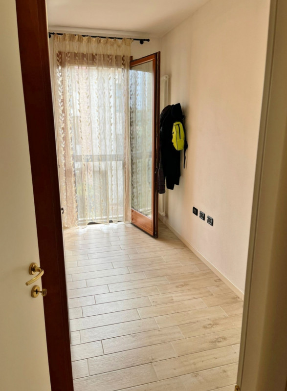 AMPIO BICAMERE IN RECENTE CONTESTO CON DUE BAGNI E GARAGE DOPPIO IN VENDITA IN TRANQUILLA E VERDE...