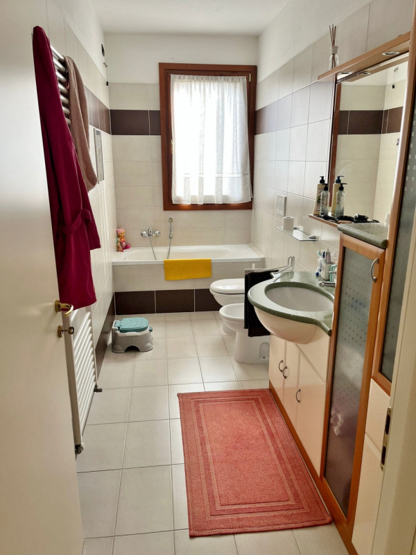 AMPIO BICAMERE IN RECENTE CONTESTO CON DUE BAGNI E GARAGE DOPPIO IN VENDITA IN TRANQUILLA E VERDE...