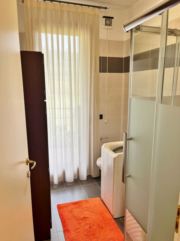 AMPIO BICAMERE IN RECENTE CONTESTO CON DUE BAGNI E GARAGE DOPPIO IN VENDITA IN TRANQUILLA E VERDE...