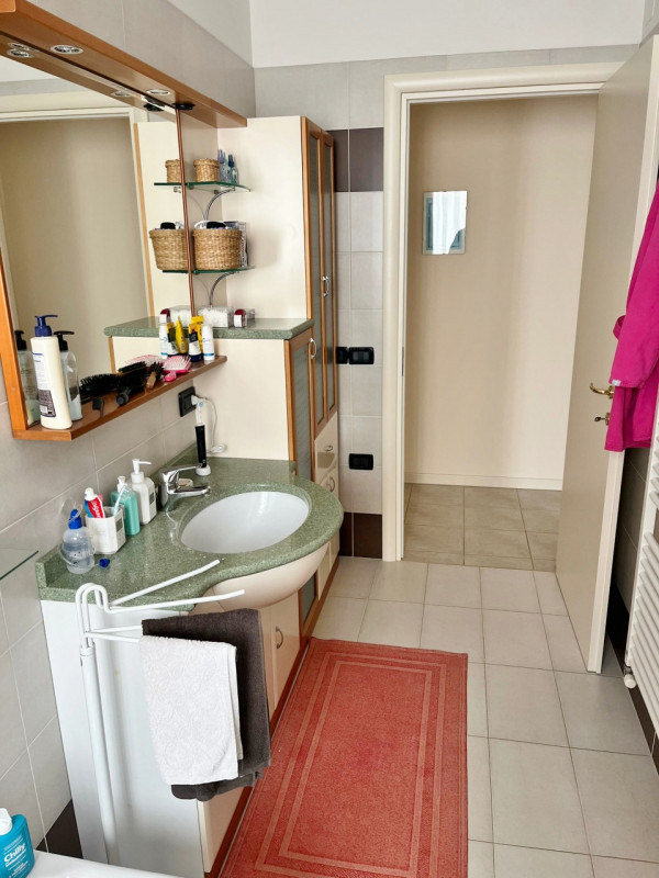 AMPIO BICAMERE IN RECENTE CONTESTO CON DUE BAGNI E GARAGE DOPPIO IN VENDITA IN TRANQUILLA E VERDE...