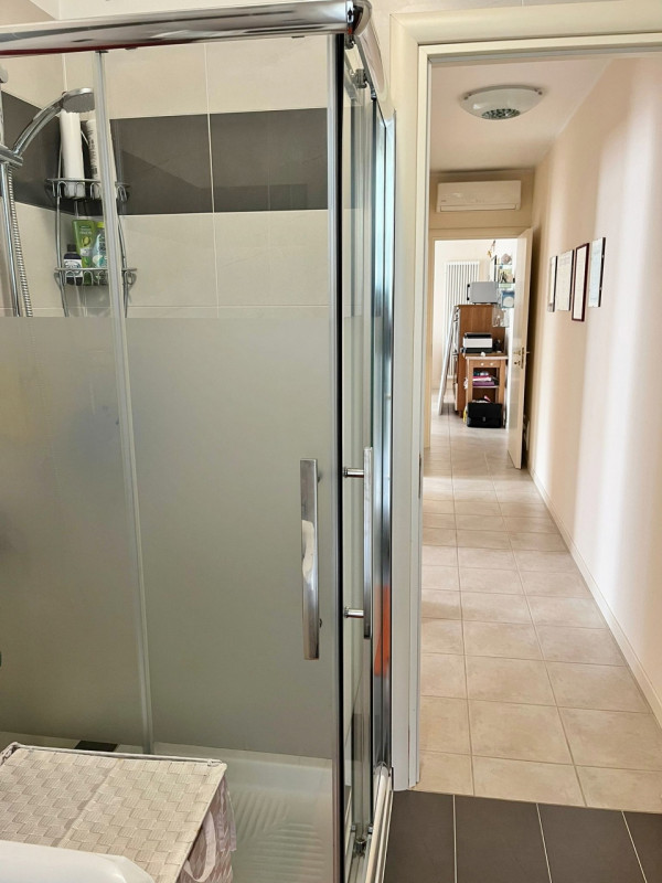 AMPIO BICAMERE IN RECENTE CONTESTO CON DUE BAGNI E GARAGE DOPPIO IN VENDITA IN TRANQUILLA E VERDE...