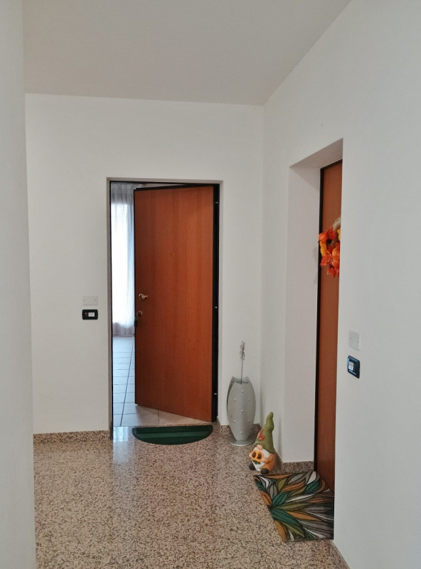 AMPIO BICAMERE IN RECENTE CONTESTO CON DUE BAGNI E GARAGE DOPPIO IN VENDITA IN TRANQUILLA E VERDE...