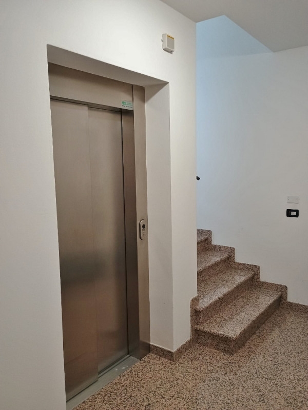 AMPIO BICAMERE IN RECENTE CONTESTO CON DUE BAGNI E GARAGE DOPPIO IN VENDITA IN TRANQUILLA E VERDE...