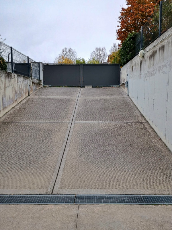 AMPIO BICAMERE IN RECENTE CONTESTO CON DUE BAGNI E GARAGE DOPPIO IN VENDITA IN TRANQUILLA E VERDE...