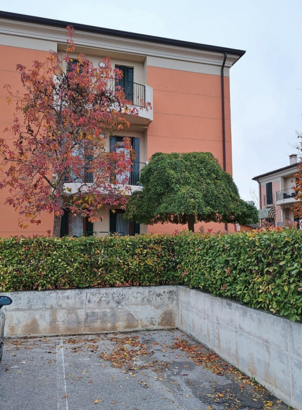 AMPIO BICAMERE IN RECENTE CONTESTO CON DUE BAGNI E GARAGE DOPPIO IN VENDITA IN TRANQUILLA E VERDE...