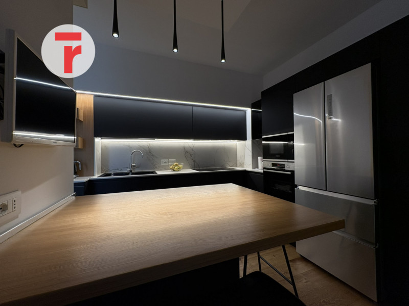 Nel cuore della vivace zona della Santissima Trinità, a pochi passi dalla piazzetta Buonarroti e ...