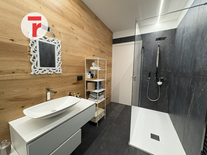 Nel cuore della vivace zona della Santissima Trinità, a pochi passi dalla piazzetta Buonarroti e ...