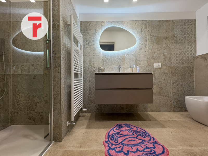 Nel cuore della vivace zona della Santissima Trinità, a pochi passi dalla piazzetta Buonarroti e ...