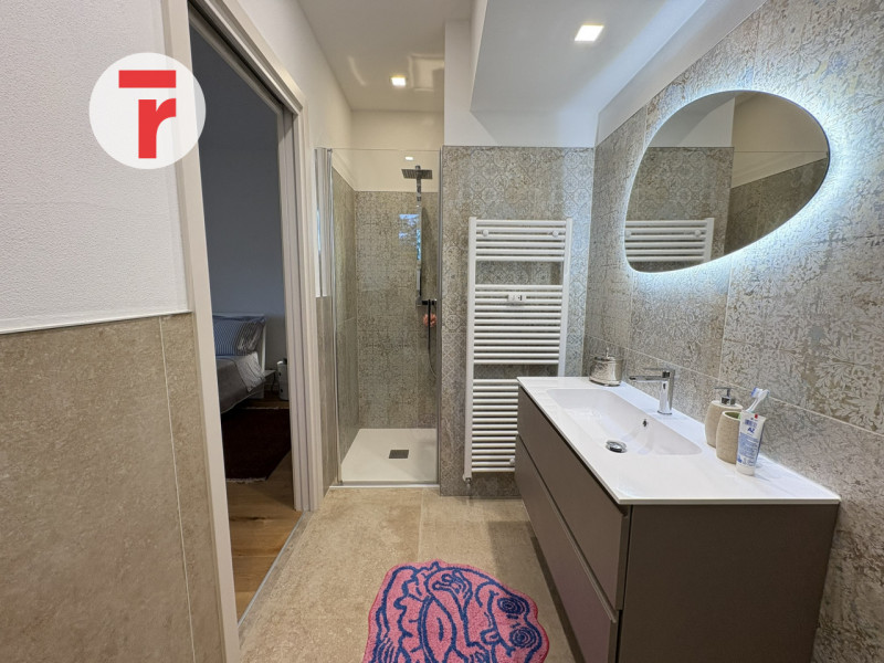 Nel cuore della vivace zona della Santissima Trinità, a pochi passi dalla piazzetta Buonarroti e ...