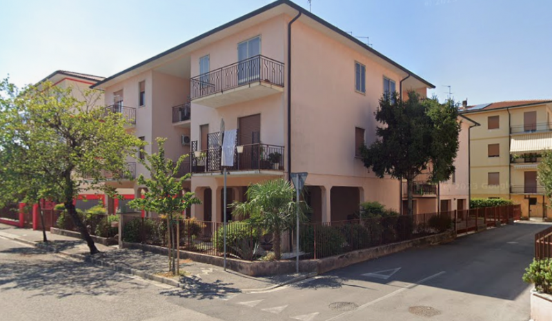 In una piccola e curata palazzina, in posizione tranquilla ma comoda a tutti i principali servizi...