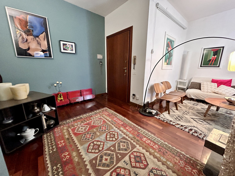 In una piccola e curata palazzina, in posizione tranquilla ma comoda a tutti i principali servizi...