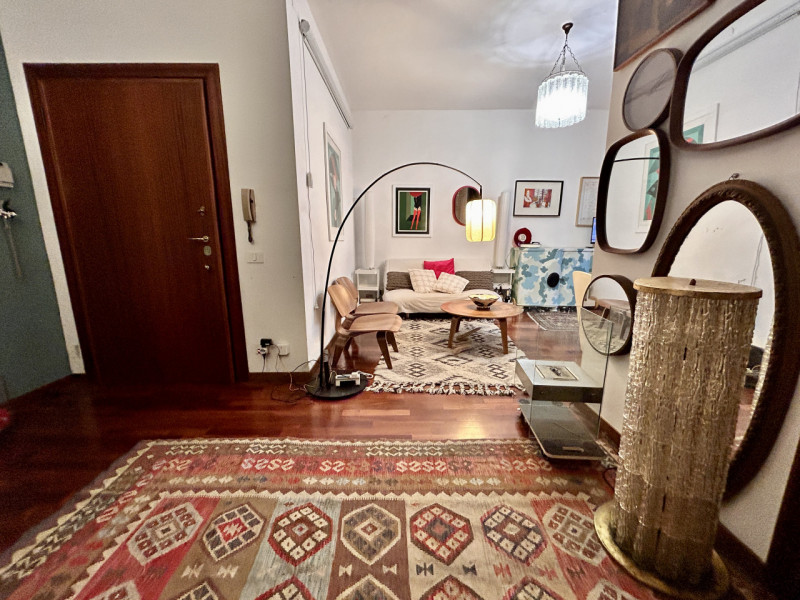 In una piccola e curata palazzina, in posizione tranquilla ma comoda a tutti i principali servizi...