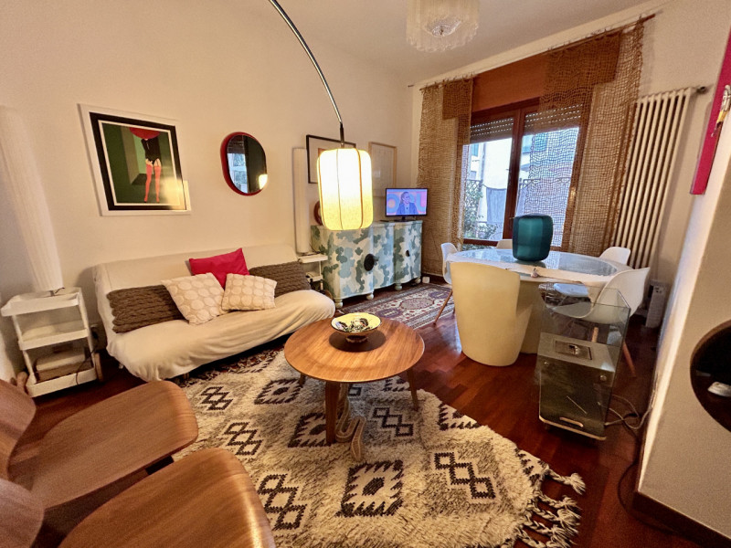 In una piccola e curata palazzina, in posizione tranquilla ma comoda a tutti i principali servizi...