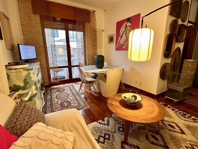 In una piccola e curata palazzina, in posizione tranquilla ma comoda a tutti i principali servizi...