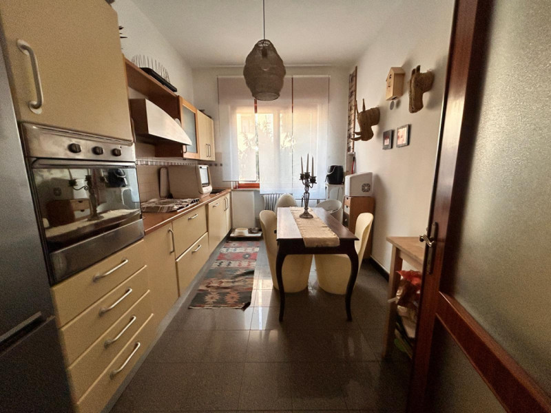 In una piccola e curata palazzina, in posizione tranquilla ma comoda a tutti i principali servizi...