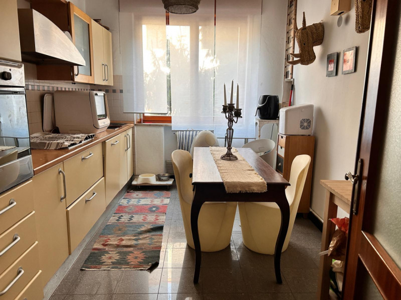 In una piccola e curata palazzina, in posizione tranquilla ma comoda a tutti i principali servizi...