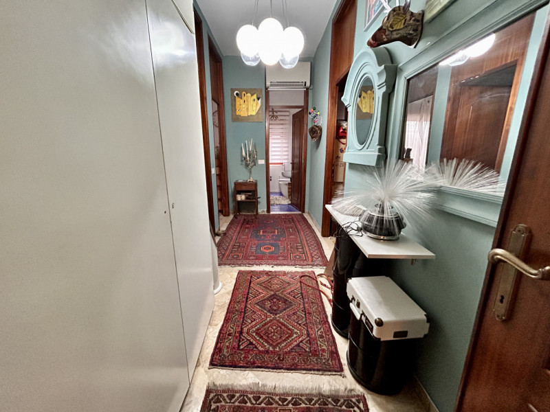 In una piccola e curata palazzina, in posizione tranquilla ma comoda a tutti i principali servizi...