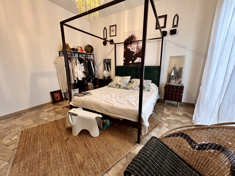 In una piccola e curata palazzina, in posizione tranquilla ma comoda a tutti i principali servizi...