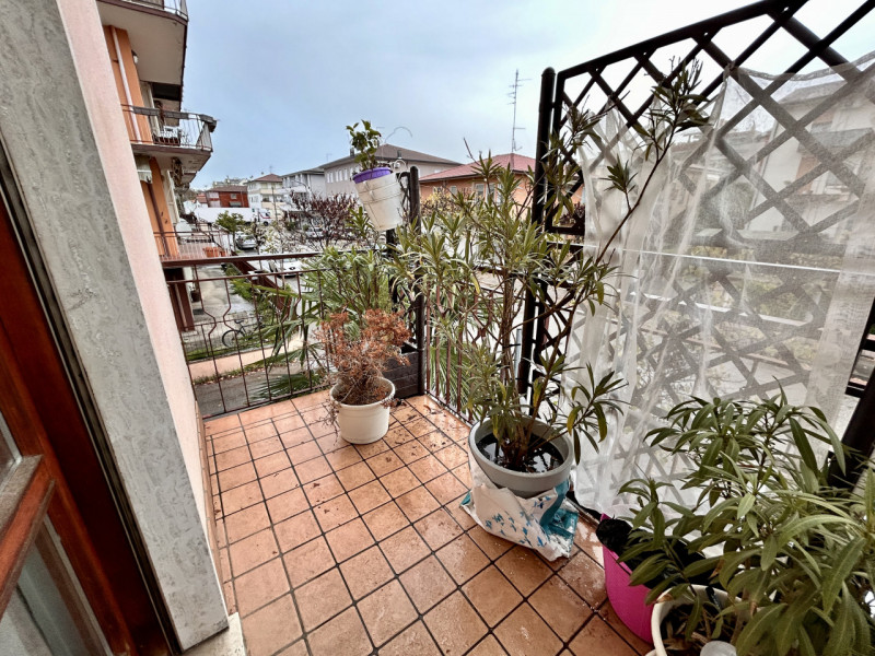 In una piccola e curata palazzina, in posizione tranquilla ma comoda a tutti i principali servizi...