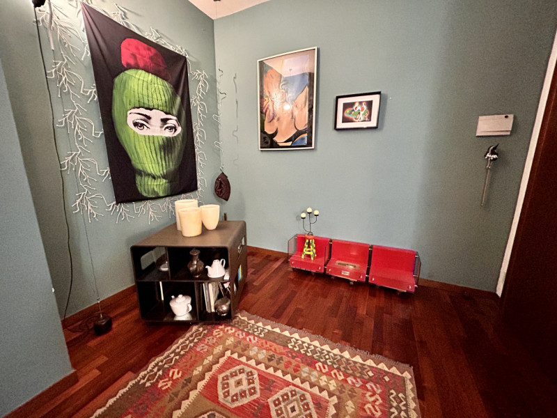 In una piccola e curata palazzina, in posizione tranquilla ma comoda a tutti i principali servizi...