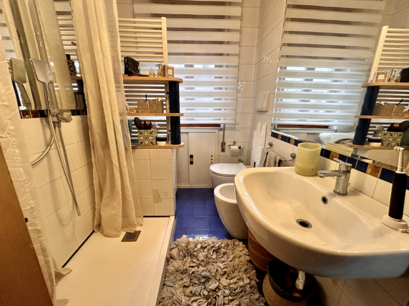 In una piccola e curata palazzina, in posizione tranquilla ma comoda a tutti i principali servizi...