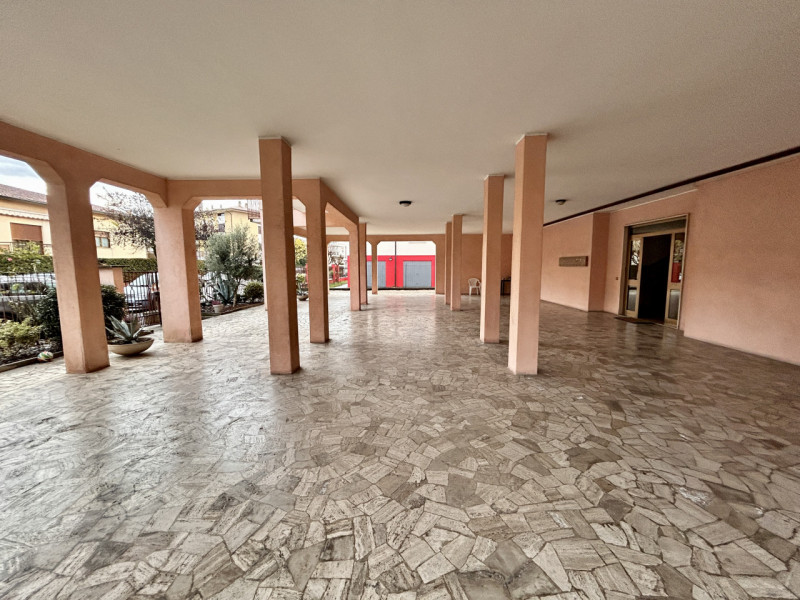 In una piccola e curata palazzina, in posizione tranquilla ma comoda a tutti i principali servizi...