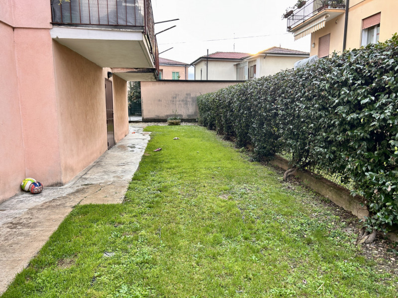 In una piccola e curata palazzina, in posizione tranquilla ma comoda a tutti i principali servizi...