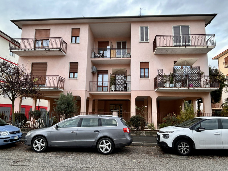 In una piccola e curata palazzina, in posizione tranquilla ma comoda a tutti i principali servizi...