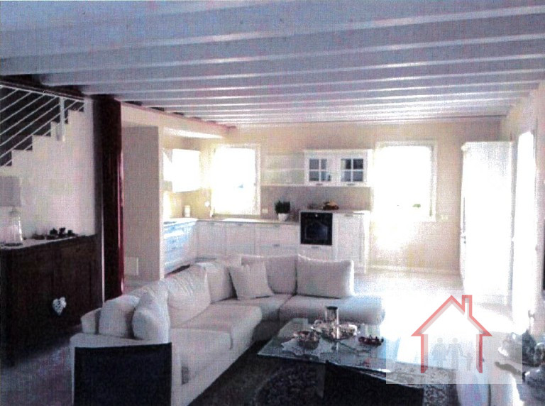 Situati nel cuore di Povegliano, proponiamo in vendita questo splendido appartamento quadrilocale...