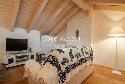 Rif. JC17 (per info 3381655389 Andrea Simionato)

Proponiamo in vendita un raffinato appartamento...