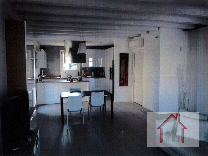 Situati nel cuore di Povegliano, proponiamo in vendita questo splendido appartamento quadrilocale...