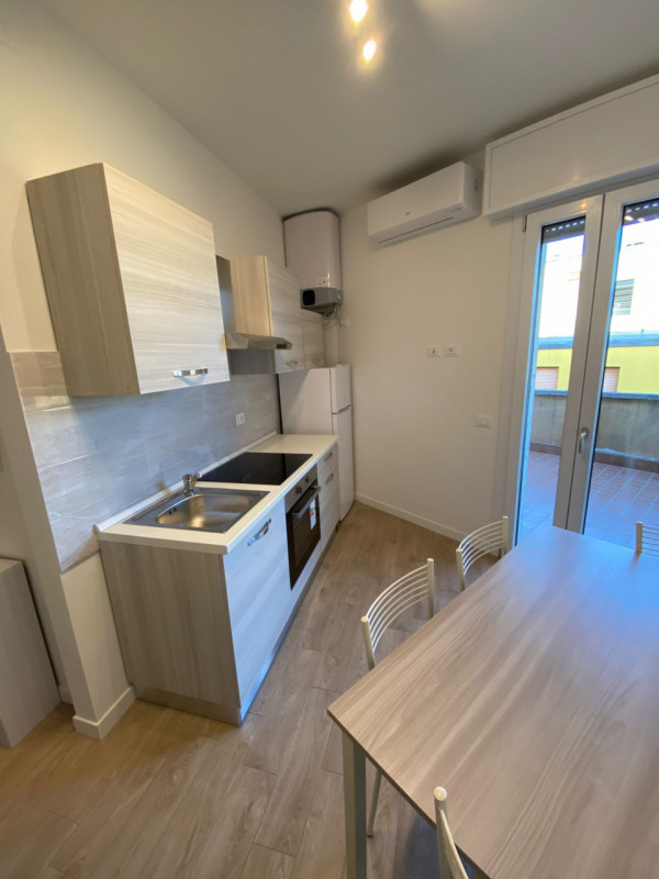 Propoaniamo in affitto appartamento composto da ingresso, angolo cottura che affaccia su immesa t...