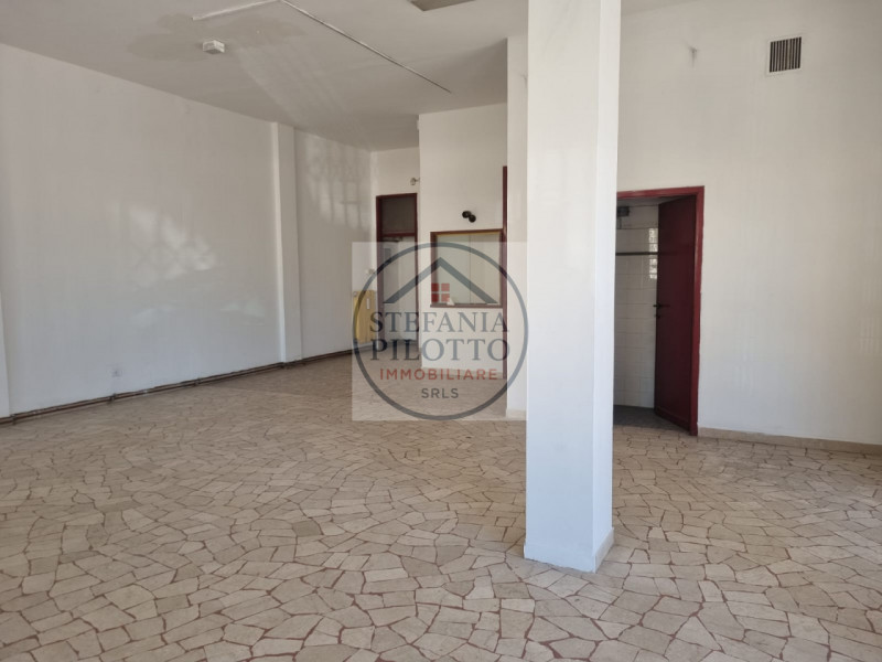 Ospedali- Stefania Pilotto Immobiliare propone in vendita ampio negozio di 100 mq in zona di fort...