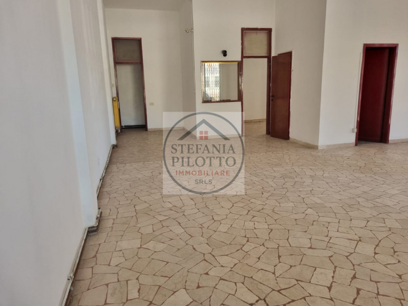 Ospedali- Stefania Pilotto Immobiliare propone in vendita ampio negozio di 100 mq in zona di fort...