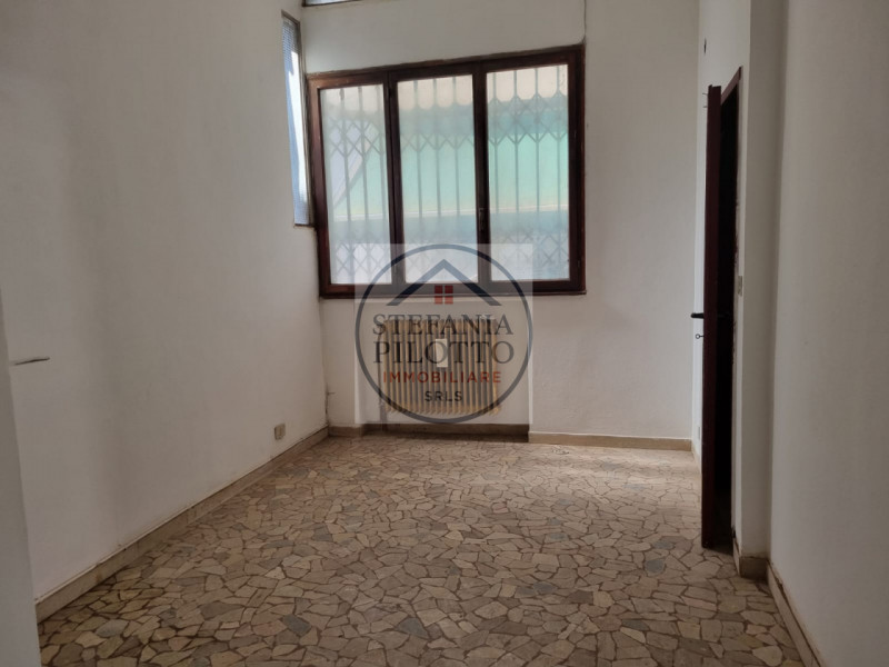 Ospedali- Stefania Pilotto Immobiliare propone in vendita ampio negozio di 100 mq in zona di fort...