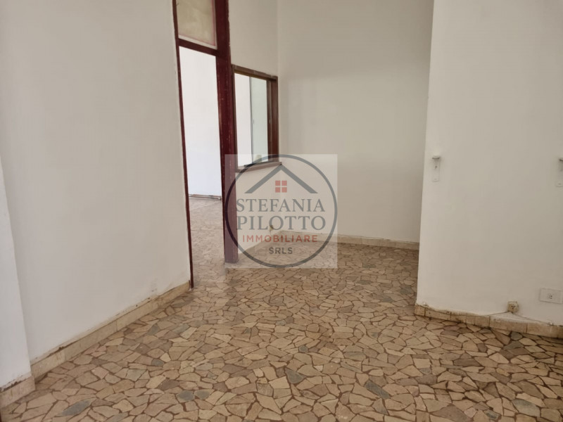 Ospedali- Stefania Pilotto Immobiliare propone in vendita ampio negozio di 100 mq in zona di fort...