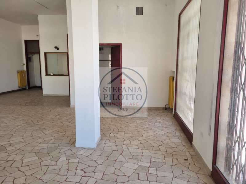 Ospedali- Stefania Pilotto Immobiliare propone in vendita ampio negozio di 100 mq in zona di fort...