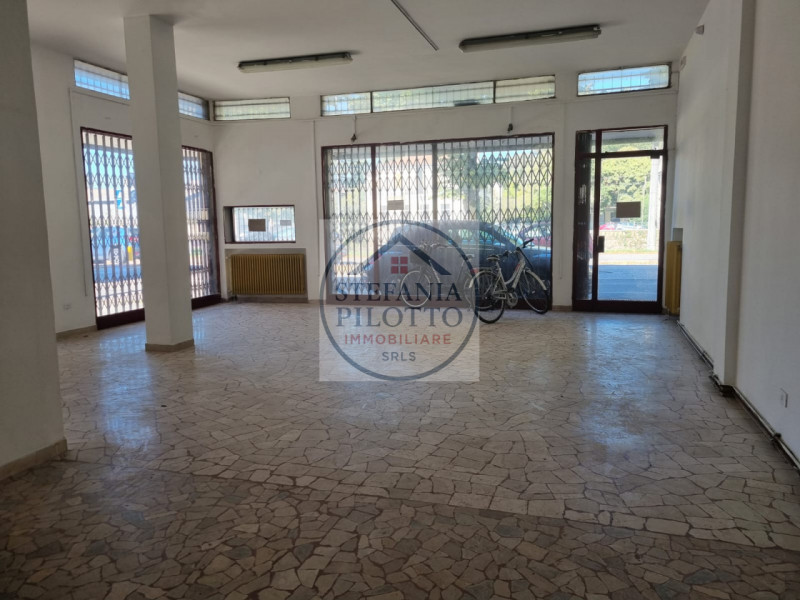 Ospedali- Stefania Pilotto Immobiliare propone in vendita ampio negozio di 100 mq in zona di fort...