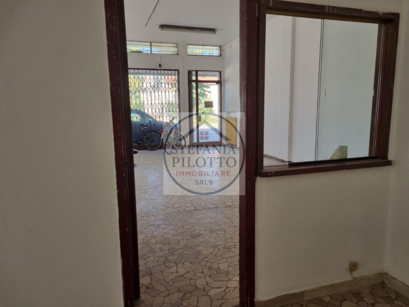 Ospedali- Stefania Pilotto Immobiliare propone in vendita ampio negozio di 100 mq in zona di fort...
