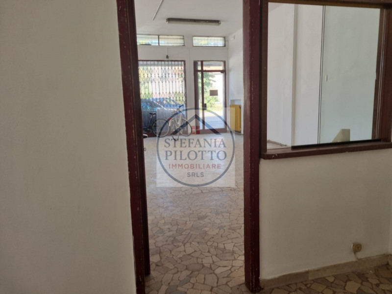 Ospedali- Stefania Pilotto Immobiliare propone in vendita ampio negozio di 100 mq in zona di fort...
